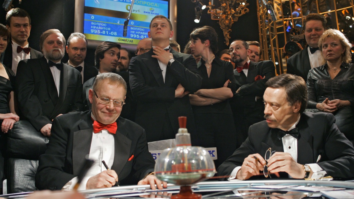 Фрагмент игры «Что? Где? Когда?» весенней серии: за столом — члены команды знатоков композитор Александр Журбин и представитель правительства РФ в Конституционном суде Михаил Барщевский
