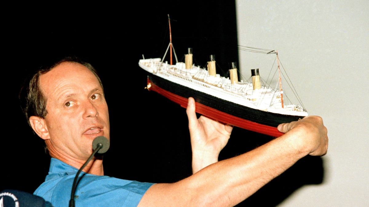 Океанолог Роберт Баллард держит копию корабля «Титаник»