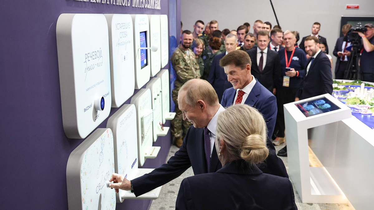 Путин ознакомился с экспозициями в центре «Россия» во Владивостоке