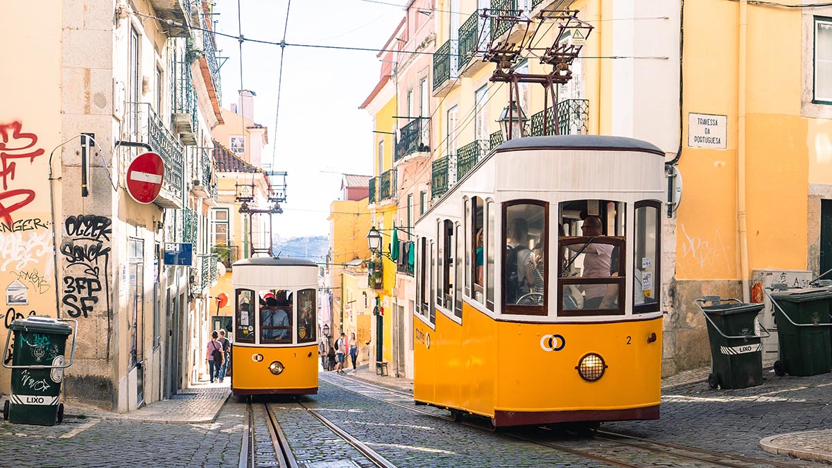 Число погибших из-за схода с рельсов фуникулера в Португалии выросло до 17