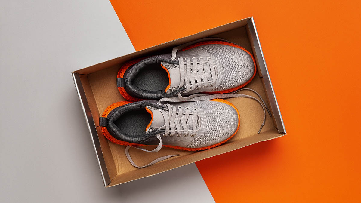 Ущерб на миллионы: мужчина украл 400 коробок с кроссовками с рынка в Москве