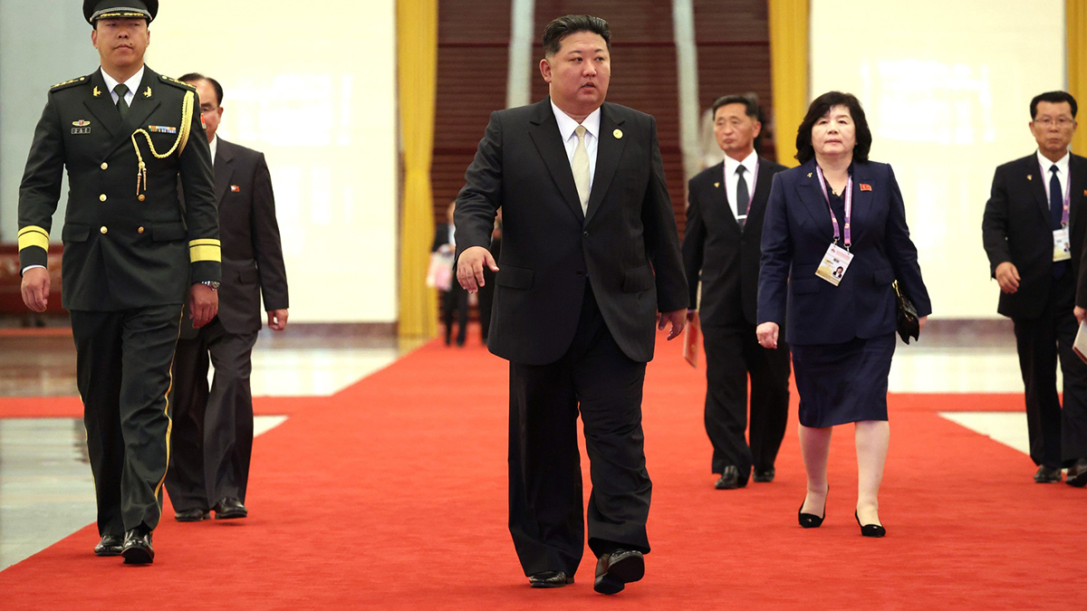 Ким Чен Ын во время публичной церемонии уволил вице-премьера КНДР Ян Сын Хо