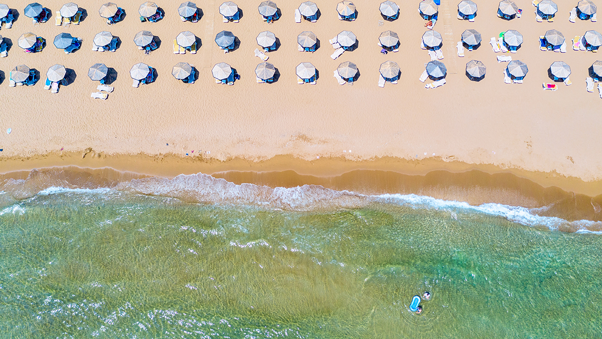 Мужчина из России внезапно умер после купания в море на турецком курорте