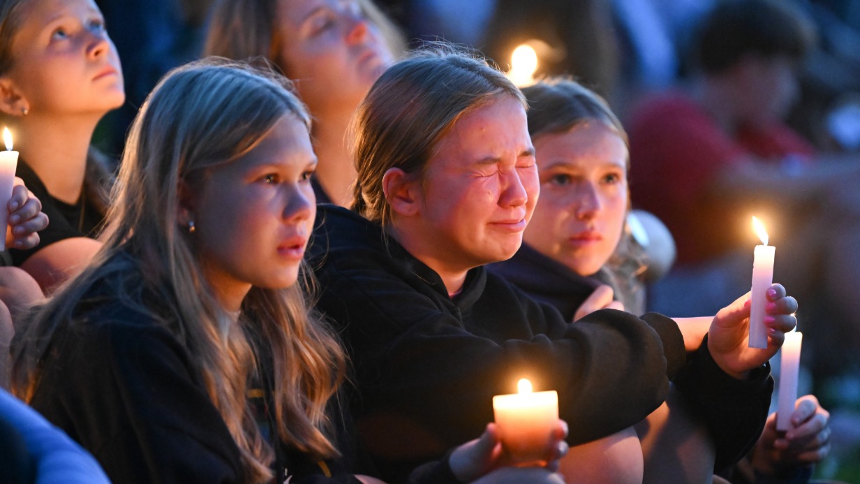 Жители Миннеаполиса в США у католической школы, где в результате стрельбы, устроенной трансгендером* Робертом Вестманом, погибли два ребенка в возрасте 8 и 10 лет. Стрельба произошла, когда дети находились на утренней мессе. Нападавший был вооружен винтовкой, пистолетом и дробовиком, он сделал несколько десятков выстрелов
