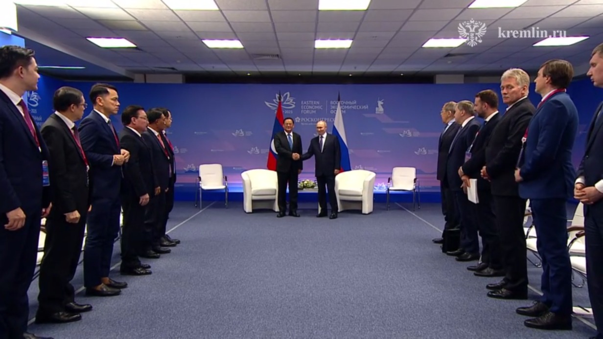 Путин встретился с премьер-министром Лаоса Сонсаем Сипхандоном