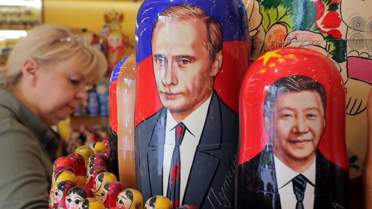 Матрешки с изображениями президента России Владимира Путина и председателя КНР Си Цзиньпина