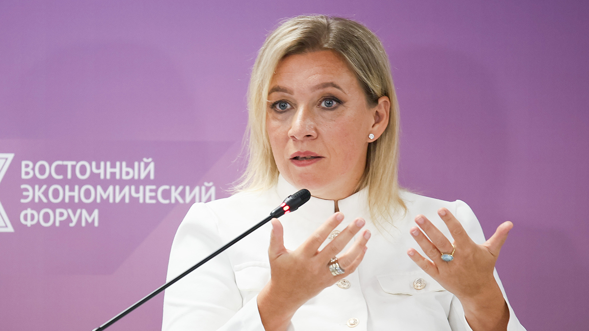 «Заговор в дурдоме»: Захарова прокомментировала слова Кулебы о выезде с Украины