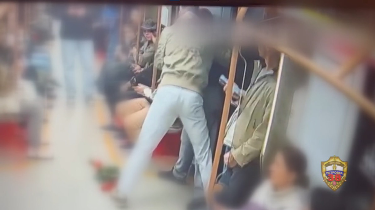 Мужчина ударил ножом пассажира московского метро в вагоне поезда