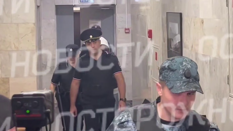 Появились кадры, как Аглаю Тарасову доставили в суд по делу о наркотиках