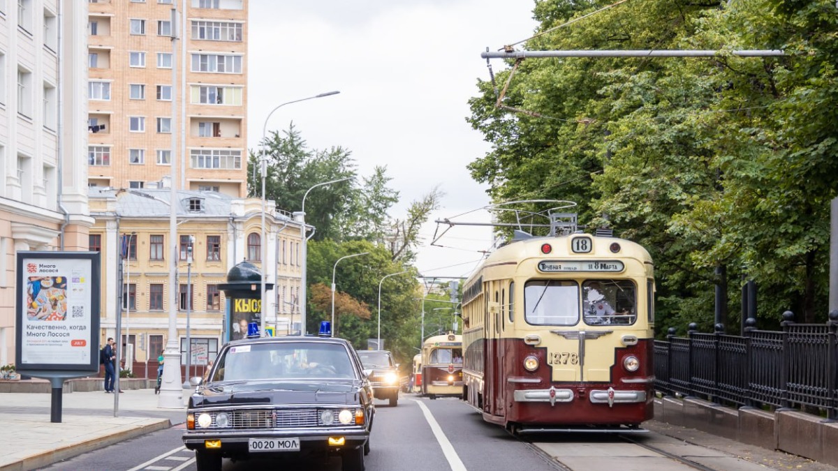 Парад ретротранспорта стартовал от метро «Новокузнецкая»