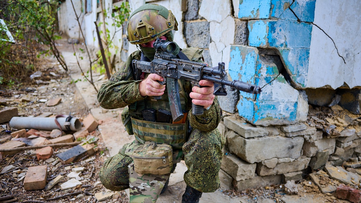Штурмовик 57-й отдельной мотострелковой бригады группировки войск «Восток» выполняет задачи в зоне специальной военной операции