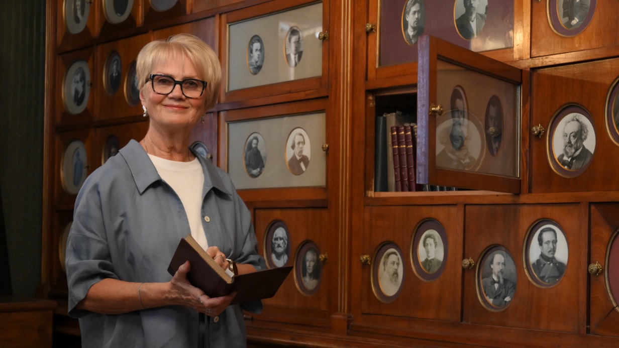 Заведующая отделом Музея-квартиры Вл. И. Немировича-Данченко Наталья Федоренко листает книгу с рассказами Максима Горького, которая хранится в старинном шкафу, созданном по заказу Владимира Ивановича