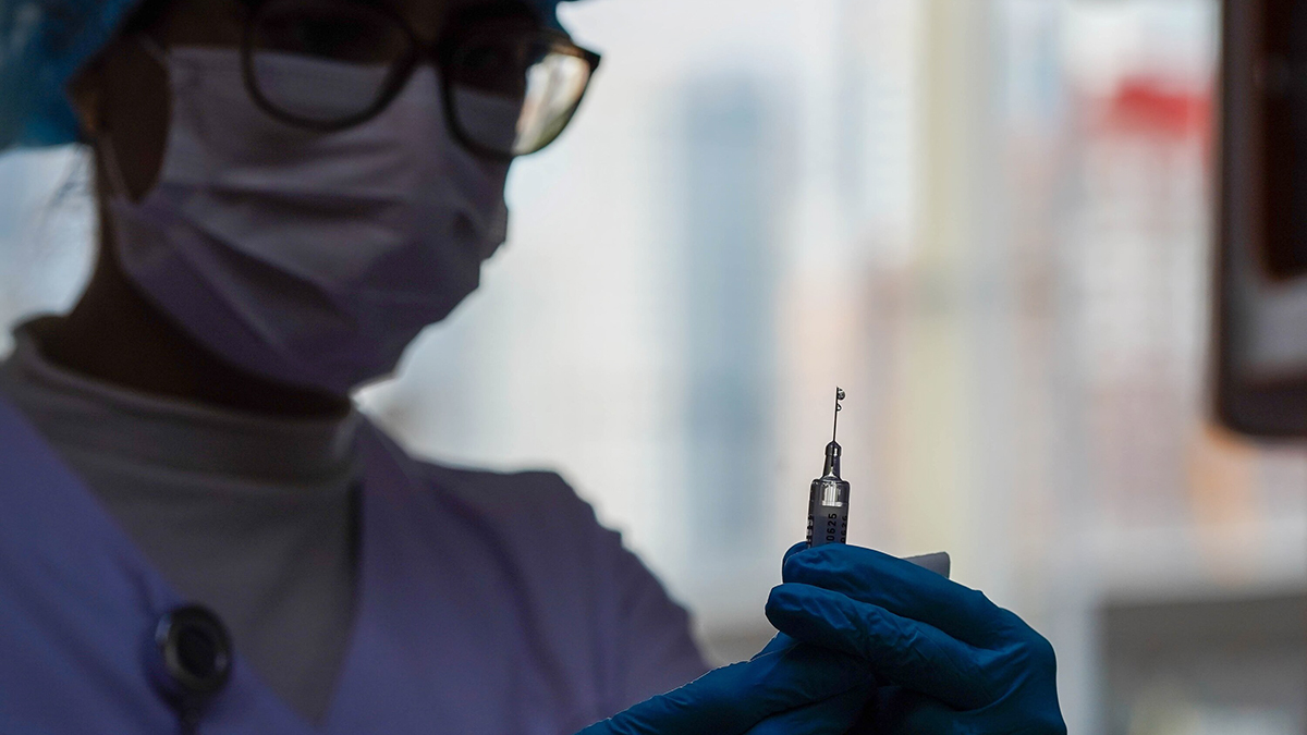 Гинцбург: Ученые готовы начать лечение пациентов отечественной вакциной от рака