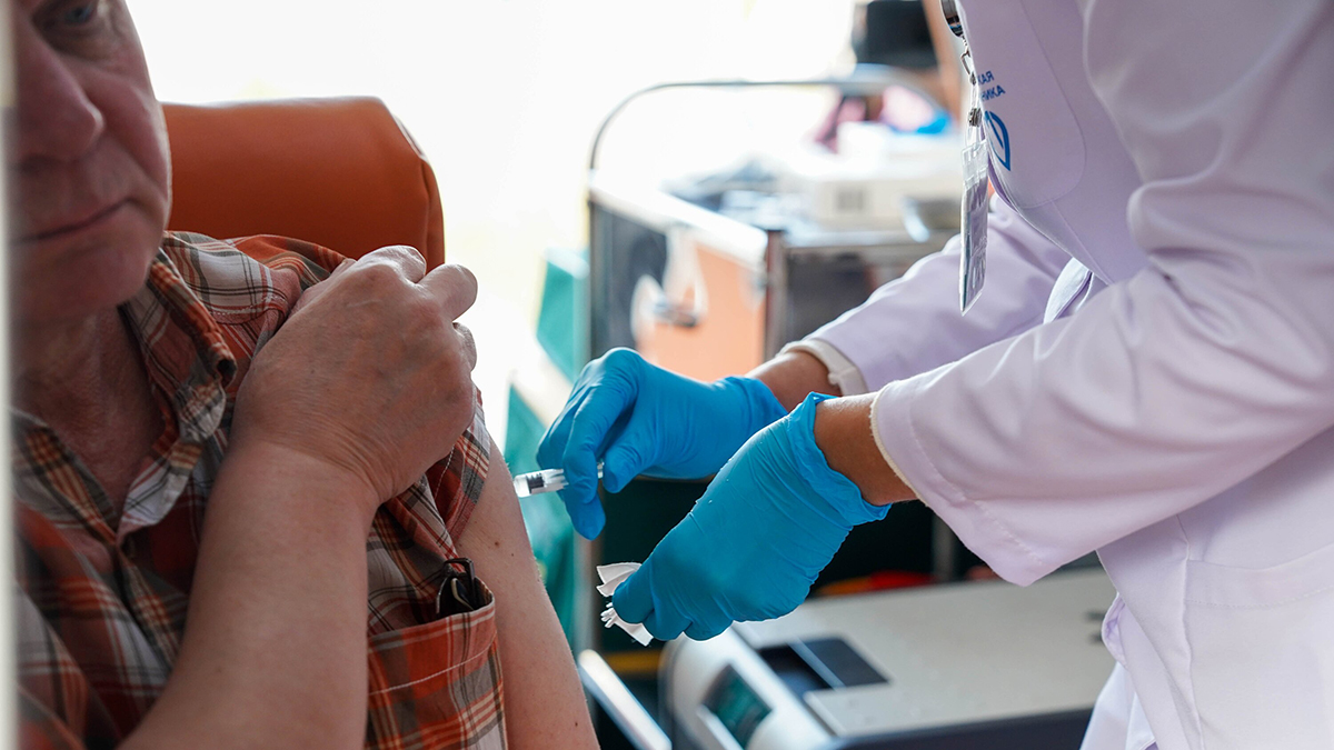 Пять прививок, которые нужно делать людям пожилого возраста