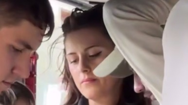 Похожая на Кристен Стюарт блогерша попала на видео в подмосковном автобусе