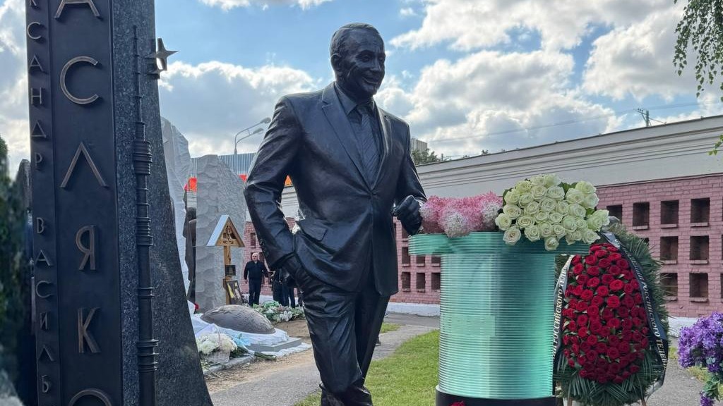 Памятник Александру Маслякову открыли на Новодевичьем кладбище