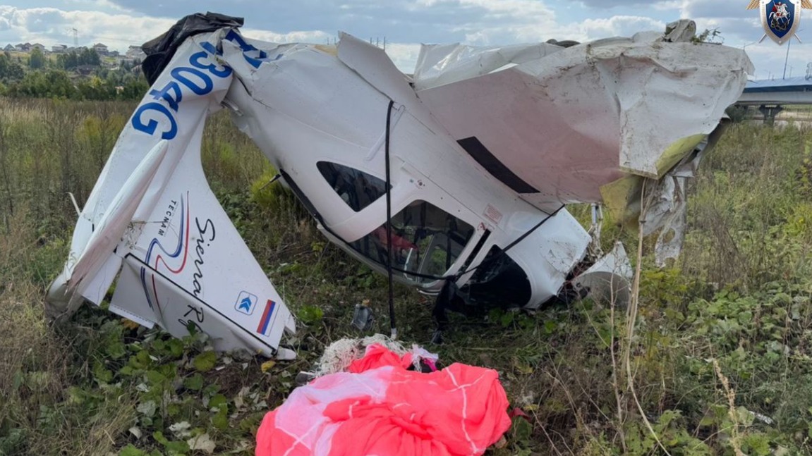 Легкомоторный самолет разбился в поле в Подмосковье