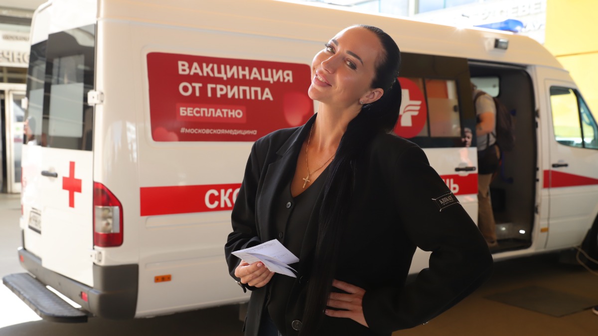 Москвичка Ирина Салтыкова сделала прививку от гриппа в мобильном пункте около станции метро «Речной вокзал»