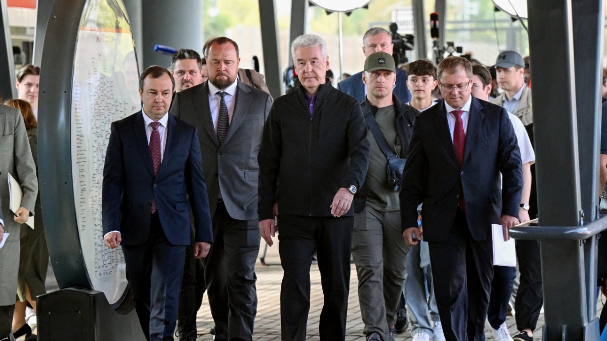 Мэр столицы Сергей Собянин осмотрел новый подвижной состав на Московских центральных диаметрах и проехал от «Нижегородской» до Курского вокзала на «Иволге 4.0». Эти поезда движутся плавно, внутри создано все необходимое для комфорта пассажиров и машиниста