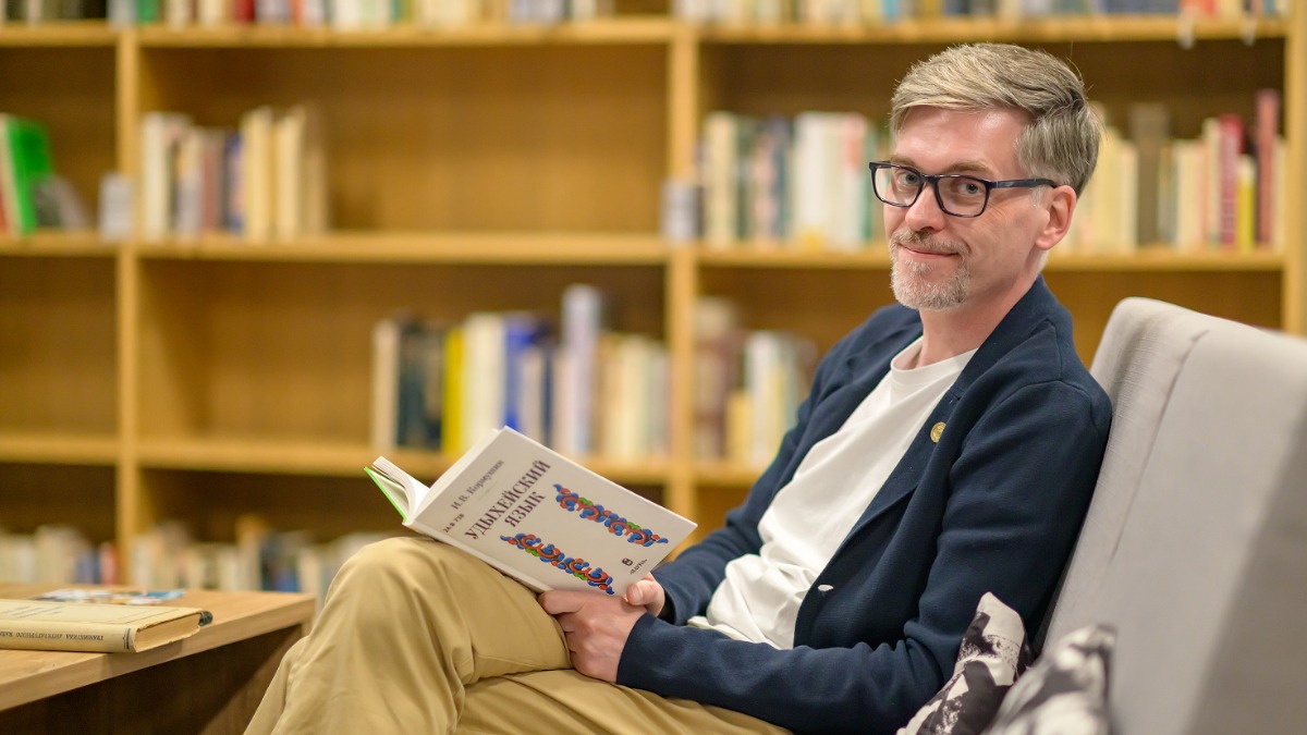 Руководитель центра междисциплинарных исследований Библиотеки иностранной литературы имени М. И. Рудомино Владимир Фролов с учебником удыхейского (удыгейского) языка