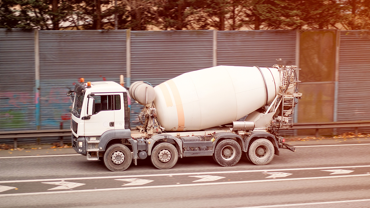Мотоциклист врезался в бетономешалку на 68-м километре МКАД в Москве
