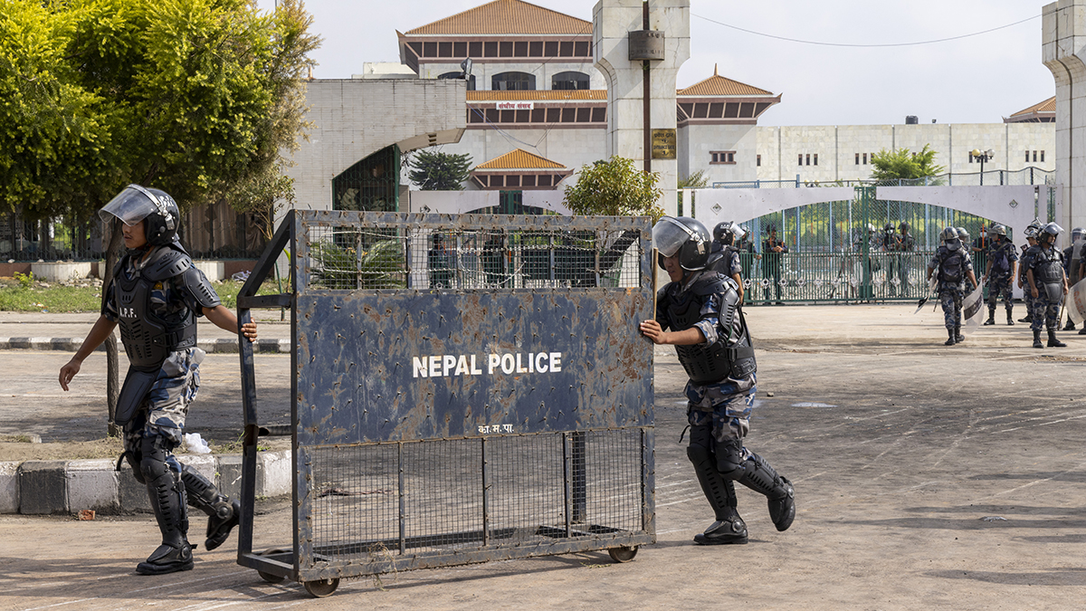 Протестующие подожгли здание парламента Непала