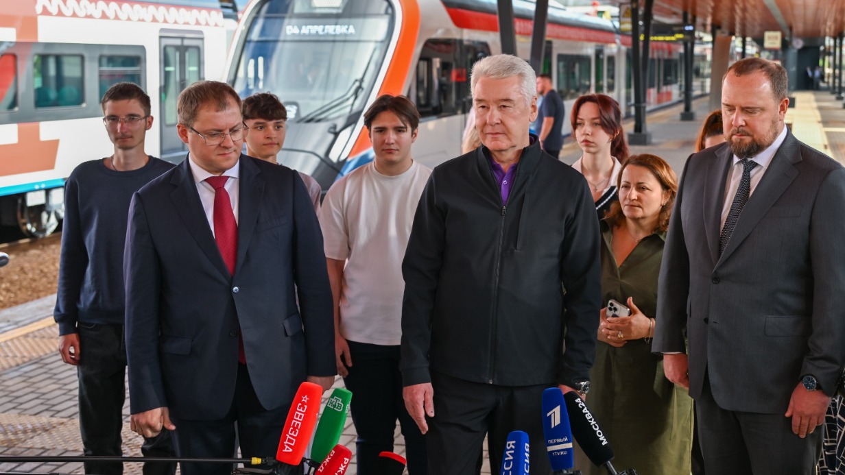 Мэр Москвы Сергей Собянин проехал на обновленном составе от станции «Нижегородская» до станции «Курская» МЦД-4