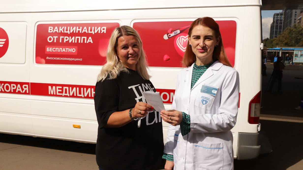 Москвичка Татьяна Свирина с врачом Дарьей Филатовой у мобильного пункта вакцинации на Речном вокзале