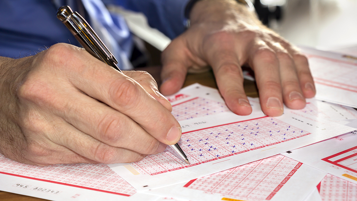 Прораб отметил в лотерейных билетах дату рождения и выиграл 36 миллионов рублей