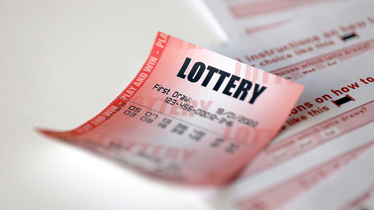 Американец купил несколько билетов лотереи и выиграл два миллиона долларов