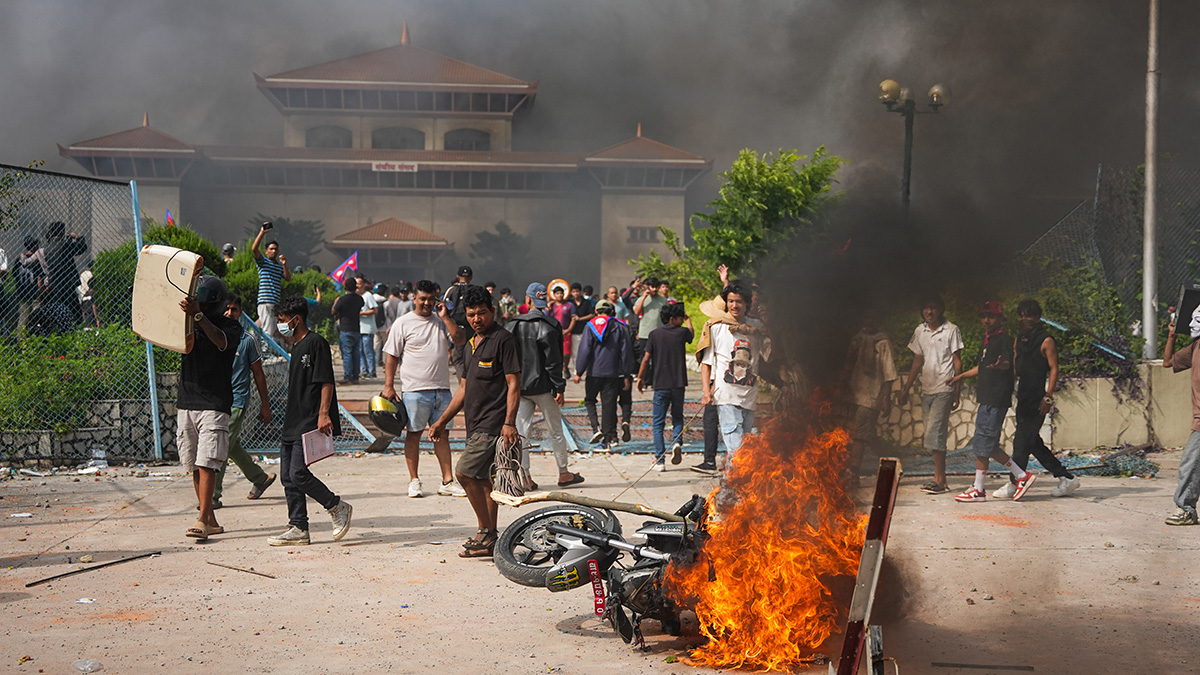 Жена экс-премьера Непала умерла после нападения протестующих на их дом