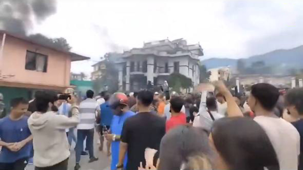 Протестующие в Непале устроили дождь из денег, украденных у правительства