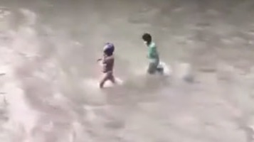 Протестующие в Непале раздели до трусов министра финансов и спустили его по реке