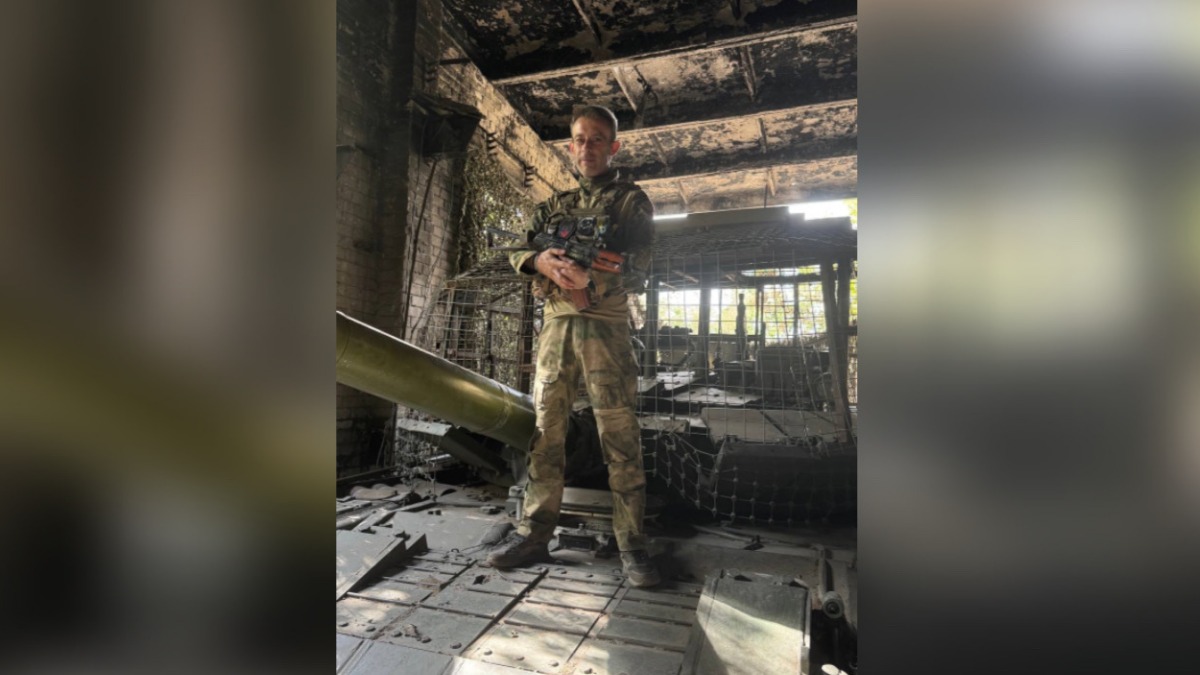 Командир танка Т-80БВМ 60-го гвардейского отдельного мотострелкового батальона «Сомали» с позывным «Столичный» на своей боевой машине