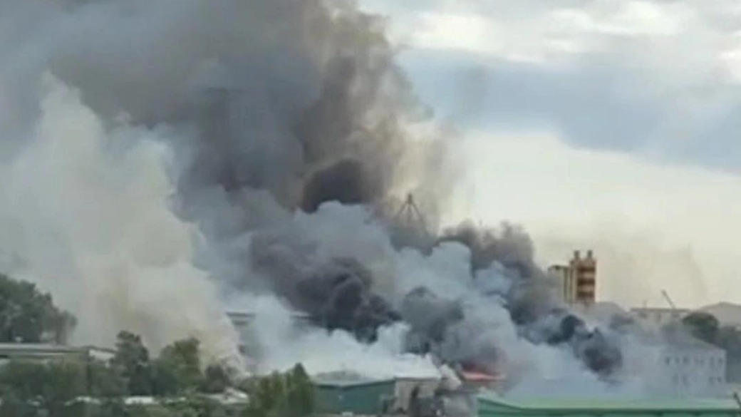 Мощный пожар охватил склад во Владивостоке