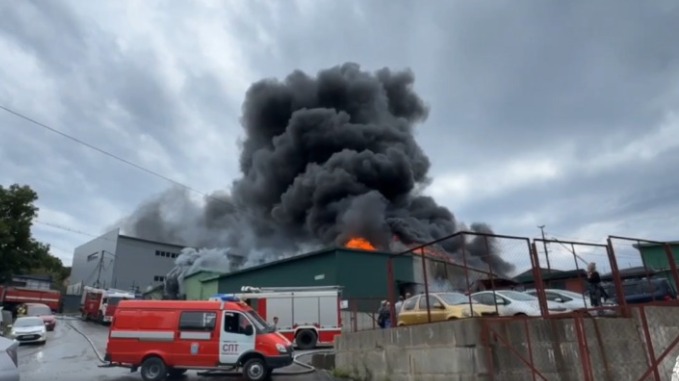 Один человек погиб в результате пожара на мебельном складе во Владивостоке