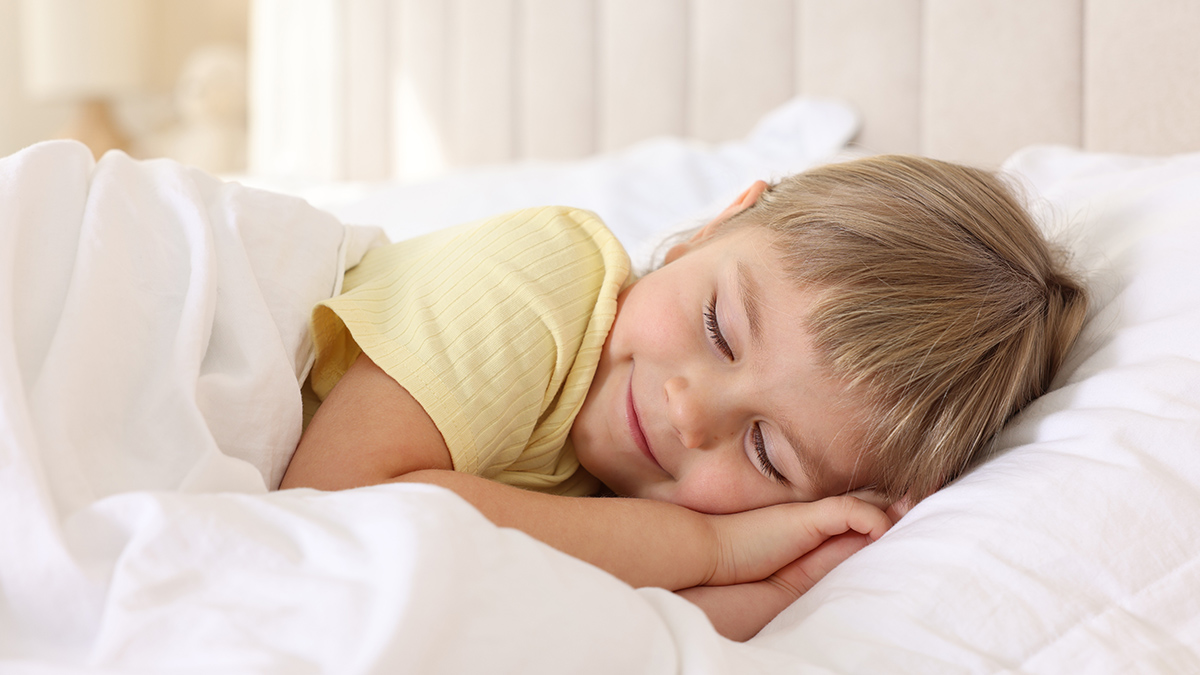 Сомнолог Бузунов рассказал, почему розовый шум может мешать детскому сну