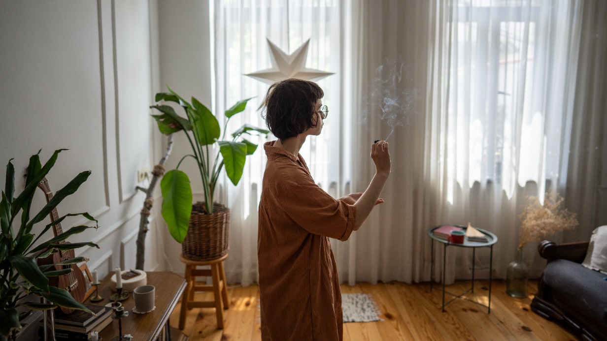 Энергетическая чистка: признаки, что она нужна, и как провести дома самостоятельно