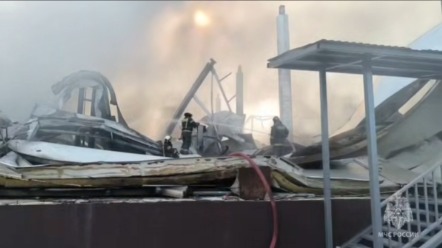 Открытое горение на складе в Некрасовском ликвидировали на 12 тысячах «квадратов»