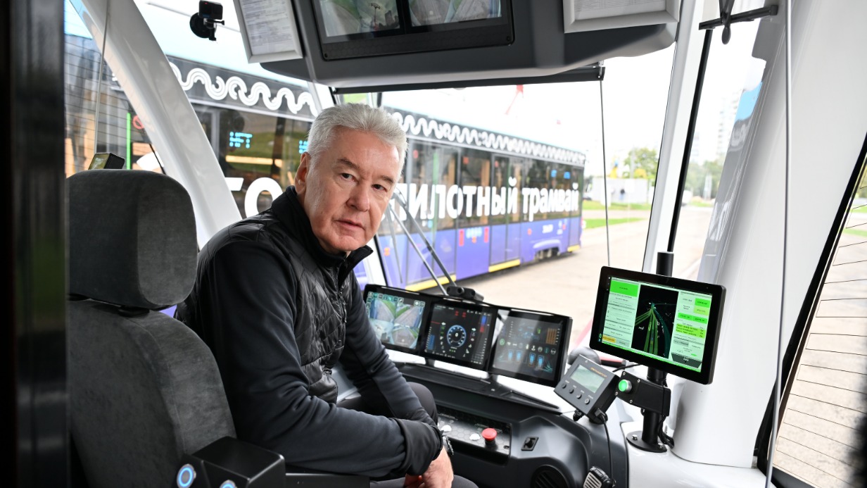 Сергей Собянин запустил беспилотный трамвай. Глава города осмотрел кабину и сам транспорт. Трамвай курсирует по маршруту «Метро «Щукинская» — улица Кулакова»