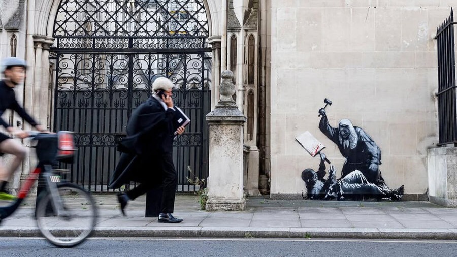 Новую работу Бэнкси на стене Королевского суда в Лондоне попытались стереть
