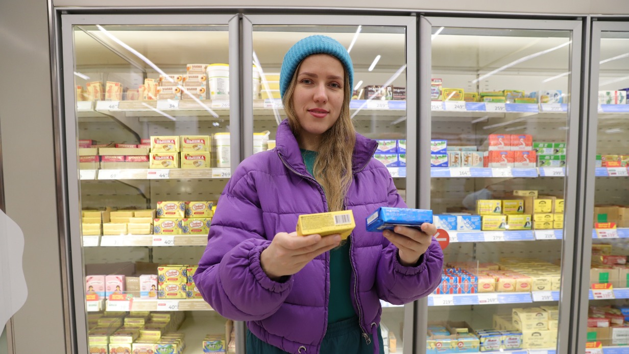 Москвичка Дарья Канишевская выбирает в столичном магазине лучший бренд отечественного сливочного масла