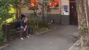 Москвичи попали на видео во время пожара в квартире и повторили известный мем