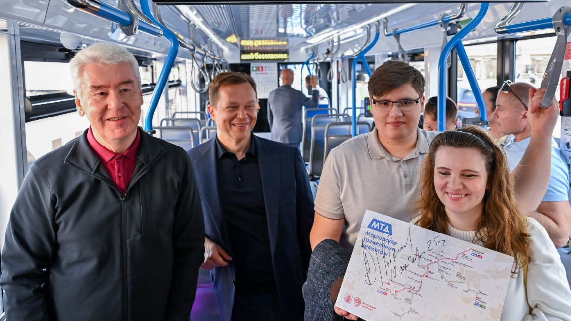 Мэр Москвы Сергей Собянин, заммэра по вопросам транспорта и промышленности Максим Ликсутов и первые пассажиры нового трамвайного маршрута № 90 отправились в первую поездку на односекционном «Львенке»