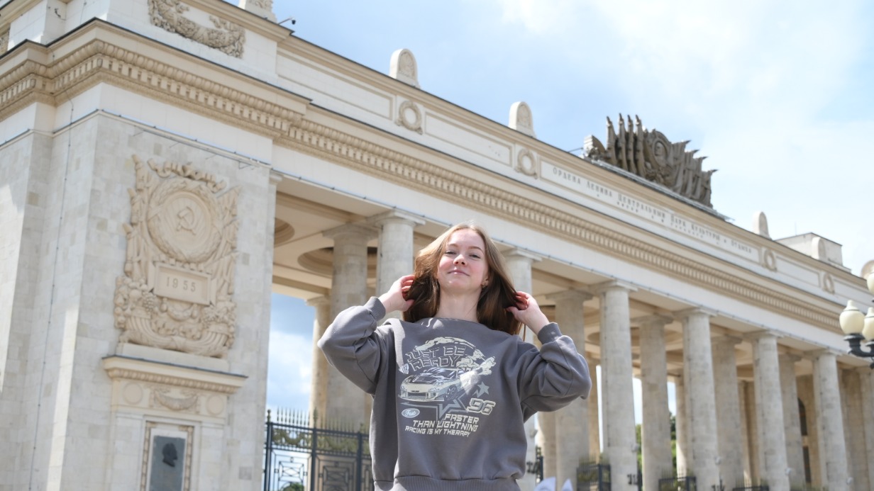 Московская студентка Марина Еременко на прогулке в Парке Горького