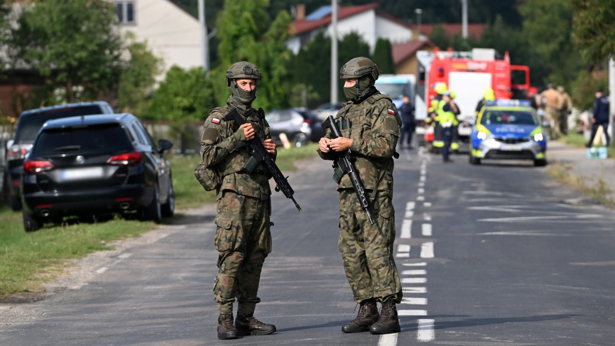 Польские военнослужащие на месте прилета БПЛА в населенном пункте Вырыки