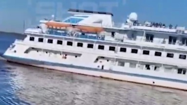 Shot: Пассажиры севшего на мель теплохода находятся в «водном плену» 12 часов