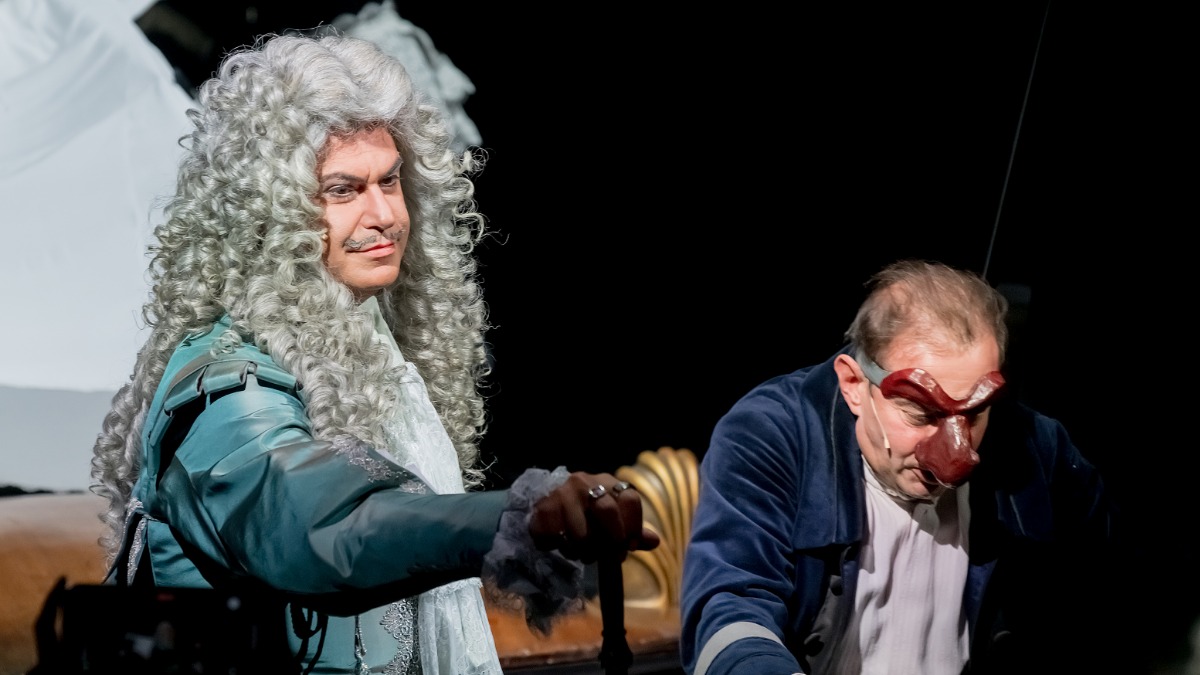 Народные артисты России Николай Цискаридзе в роли короля Людовика XIV и Константин Хабенский в образе Мольера в трагифарсе «Кабала святош» в постановке режиссера Юрия Квятковского по пьесе Михаила Булгакова на сцене МХТ имени Чехова