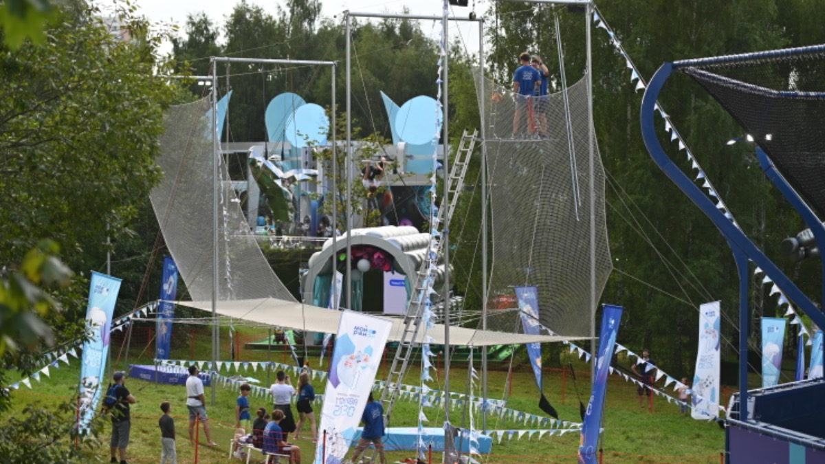 Шоу воздушных гимнастов под открытым небом пройдет в парке 50-летия Октября