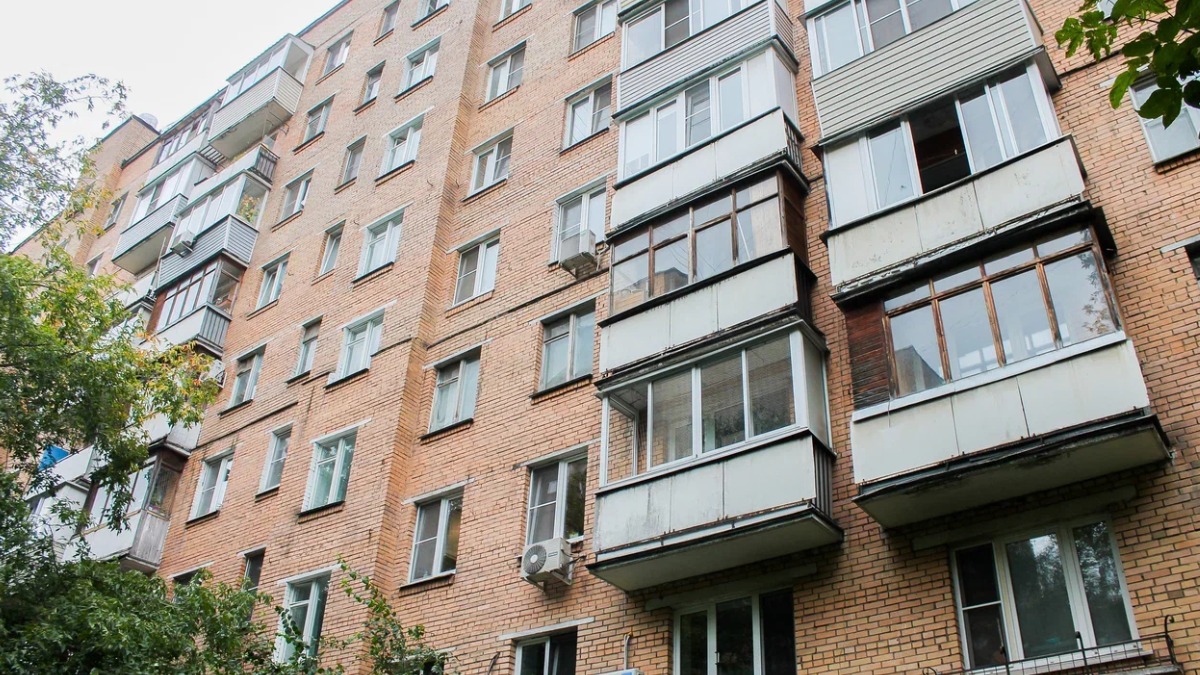 В жилом доме в районе Преображенское в 2025 году завершена замена лифтового оборудования с расширением дверных проемов